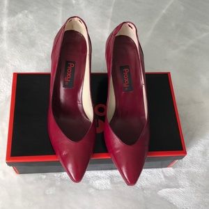 Vintage!  Ladies 7.5M Red Wine colored leather pump w/ black Patent leather heel